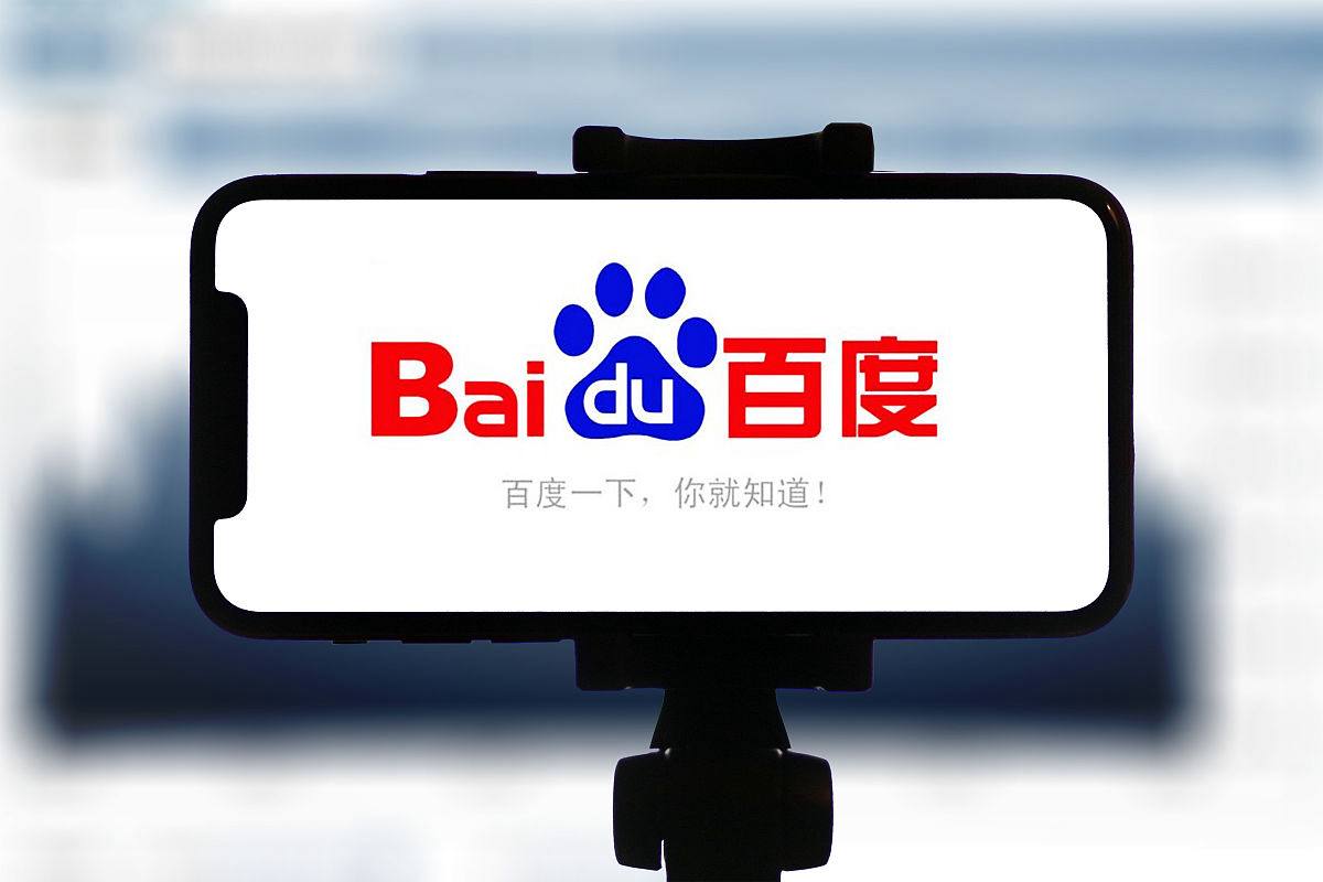 家长抱婴儿在学校路边值护学岗